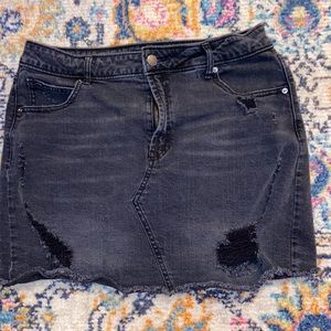 Black denim skirt!